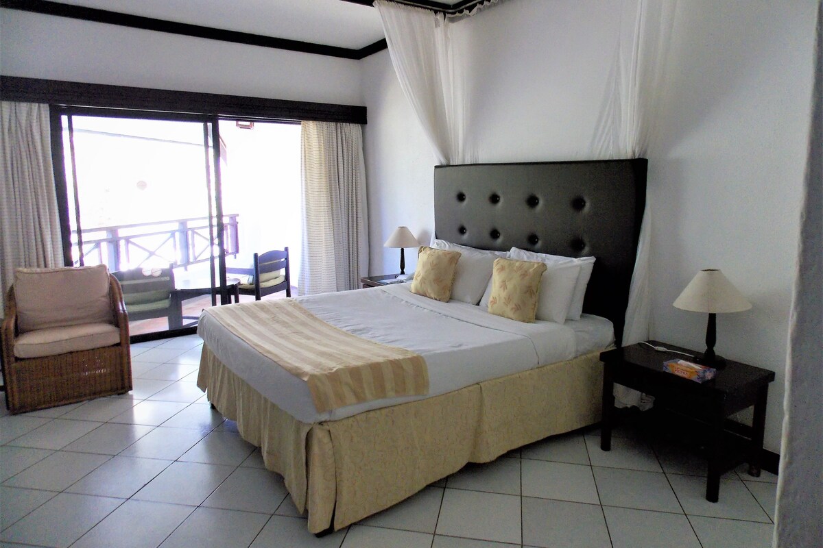 Seprai premium, minibar, brankas, dan meja kerja