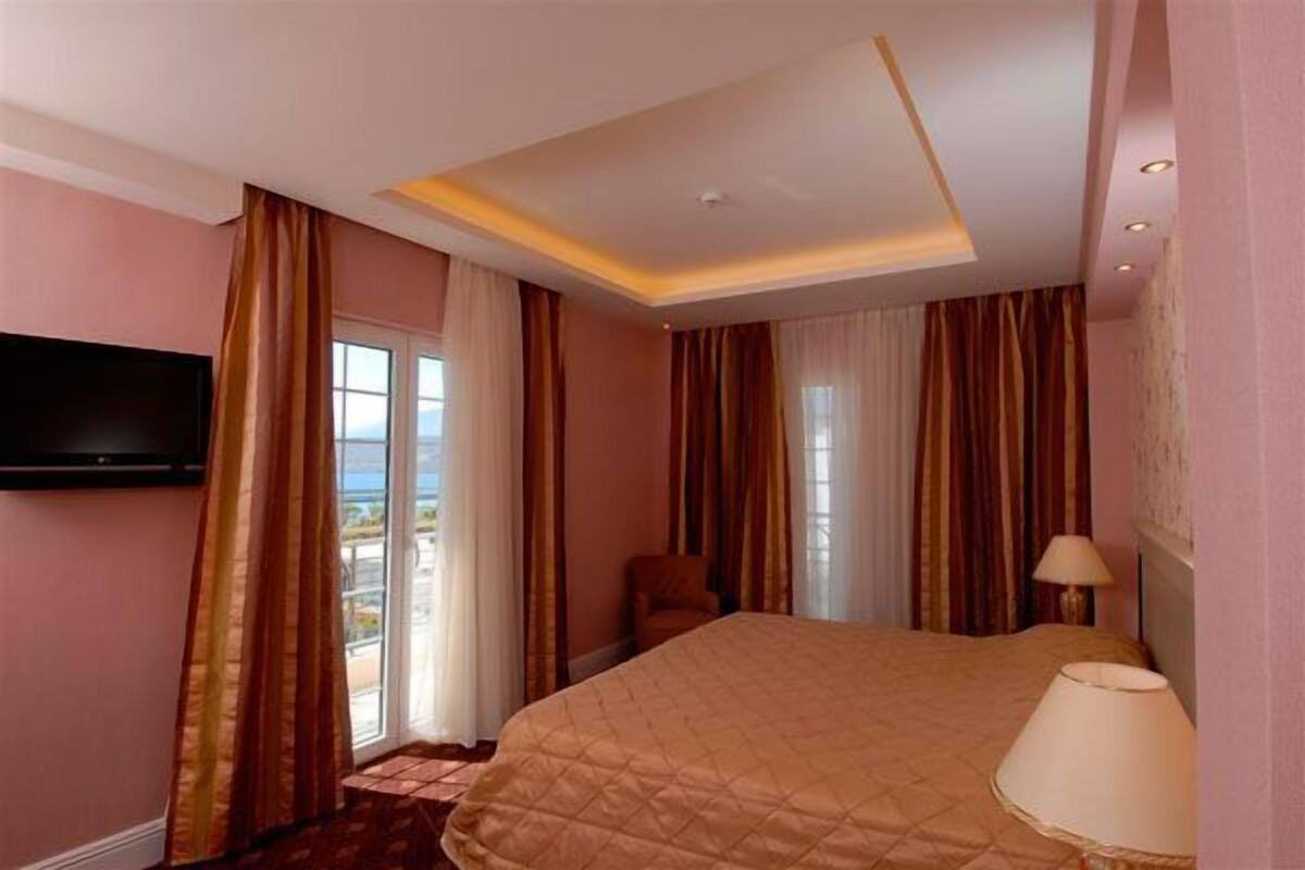 minibar, in-room safe, desk, iron/ironing board