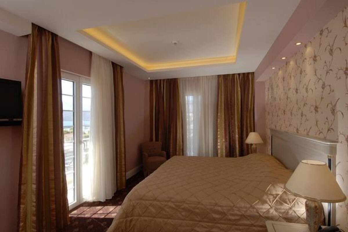 minibar, in-room safe, desk, iron/ironing board