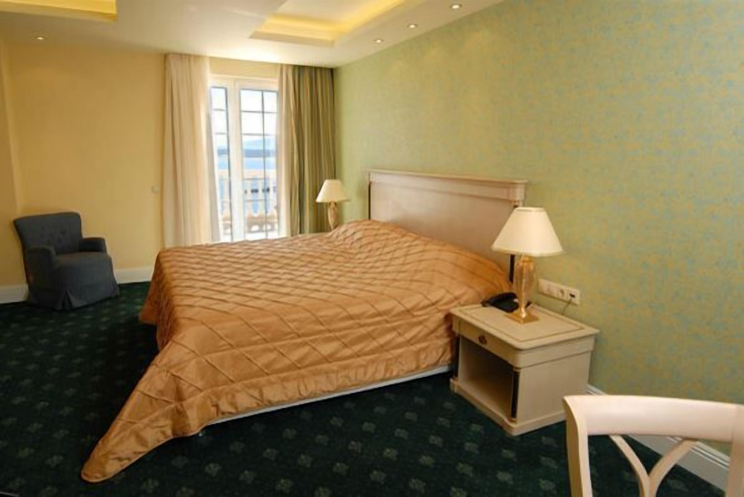 minibar, in-room safe, desk, iron/ironing board