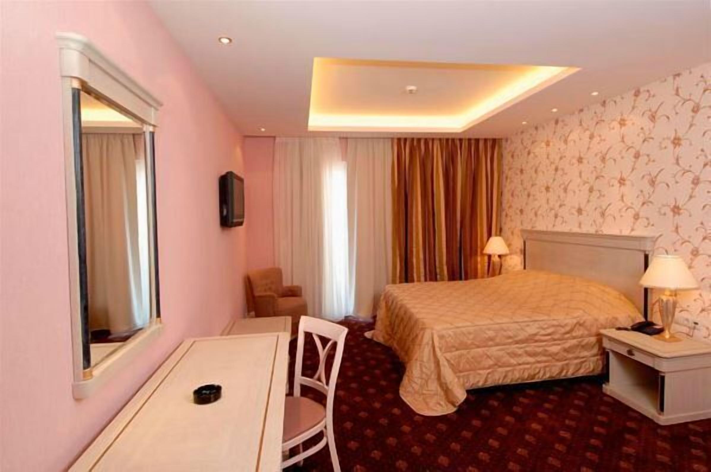 double room | minibar, in-room safe, desk, iron/ironing board
