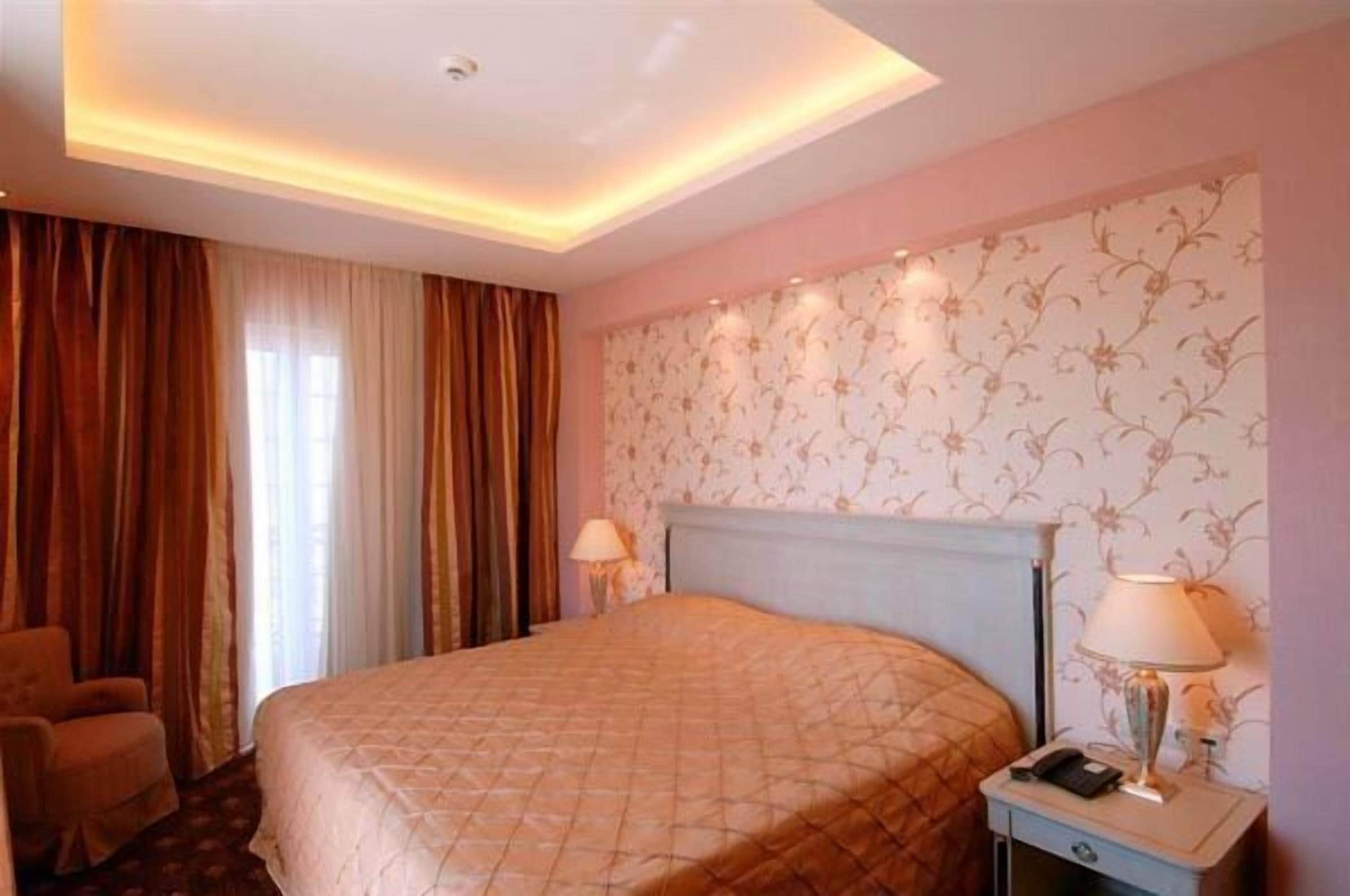 double room | minibar, in-room safe, desk, iron/ironing board