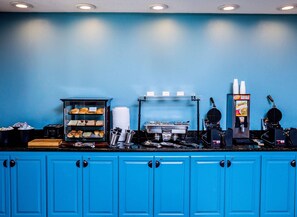 Breakfast area - Country Inn & Suites by Radisson, Wilson, NC (Wilson)