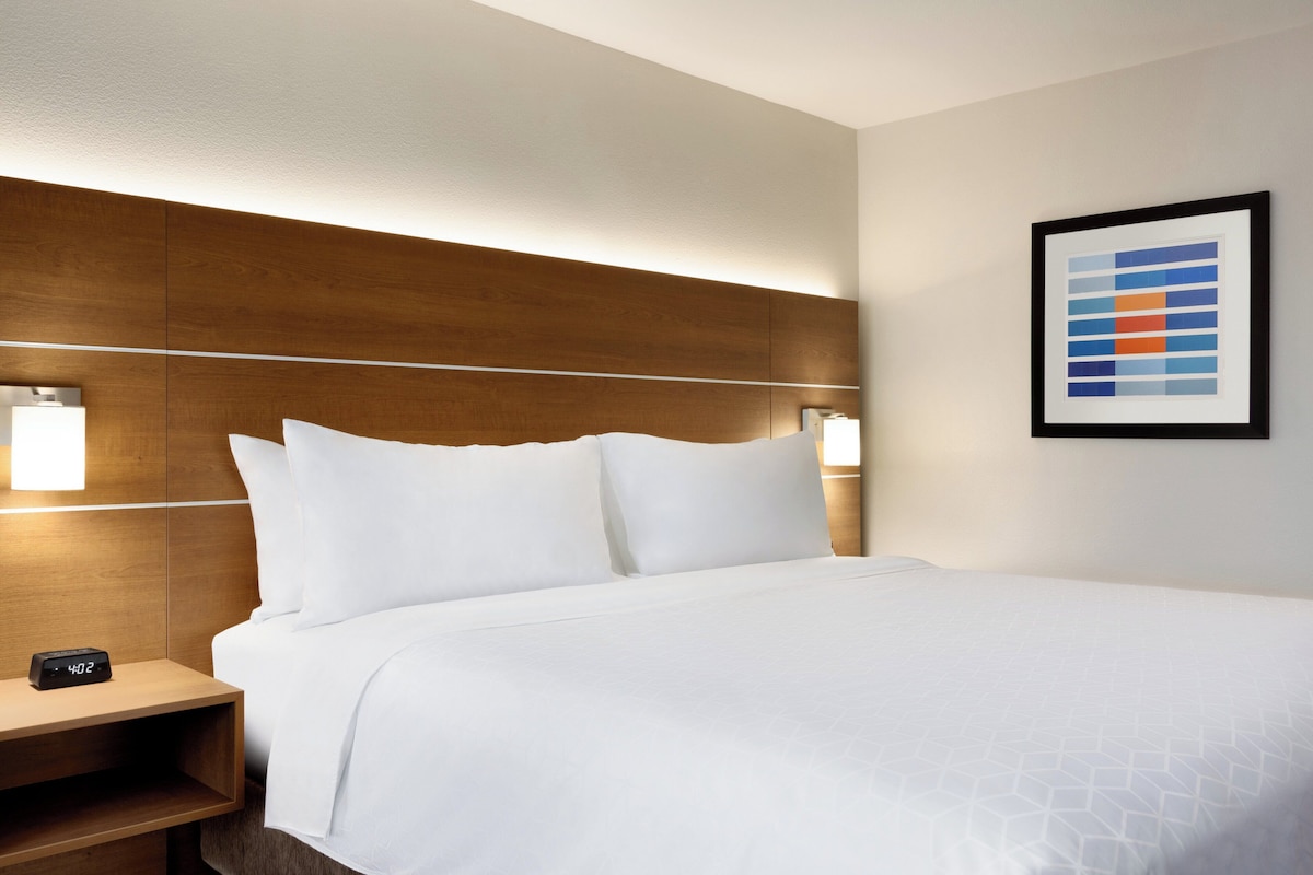 Chambre Standard, 1 très grand lit | Literie hypoallergénique, coffres-forts dans les chambres, bureau