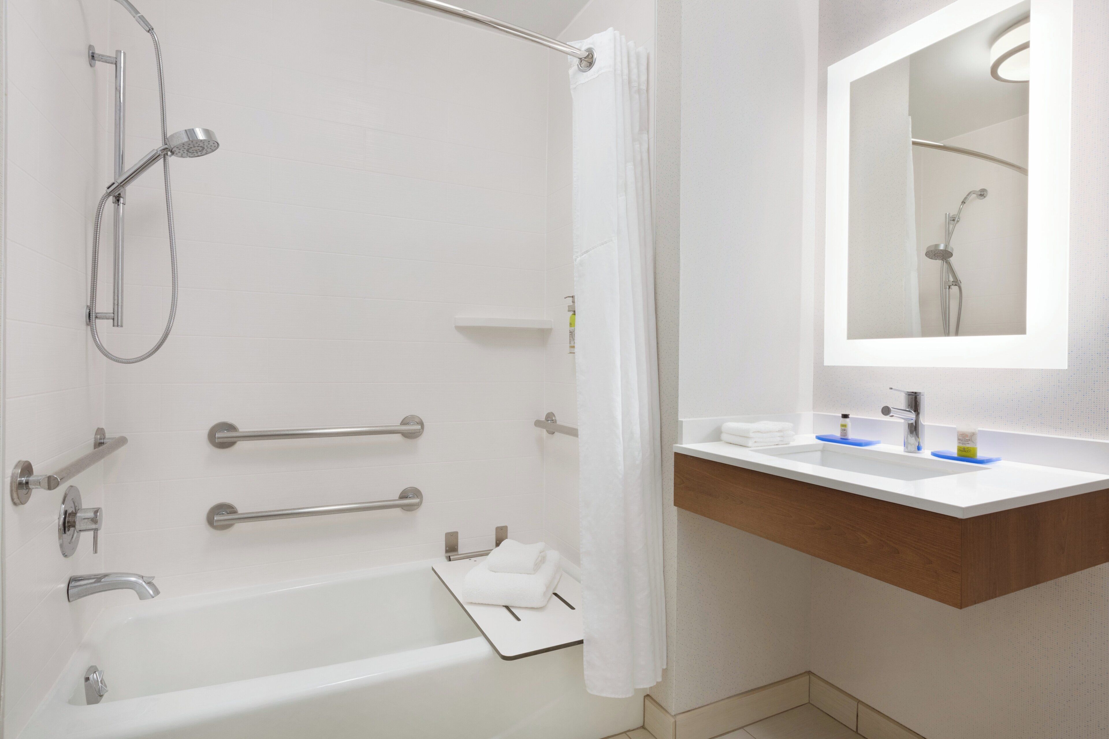 Ein modernes Badezimmer mit Badewanne, Dusche und Waschtisch.