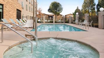 Außenpool, Liegestühle