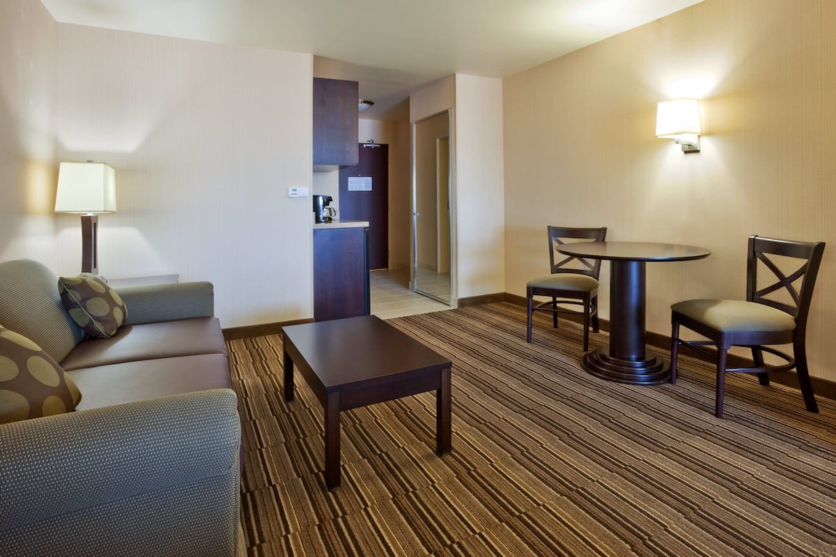 Ropa de cama de alta calidad y caja de seguridad en la habitación