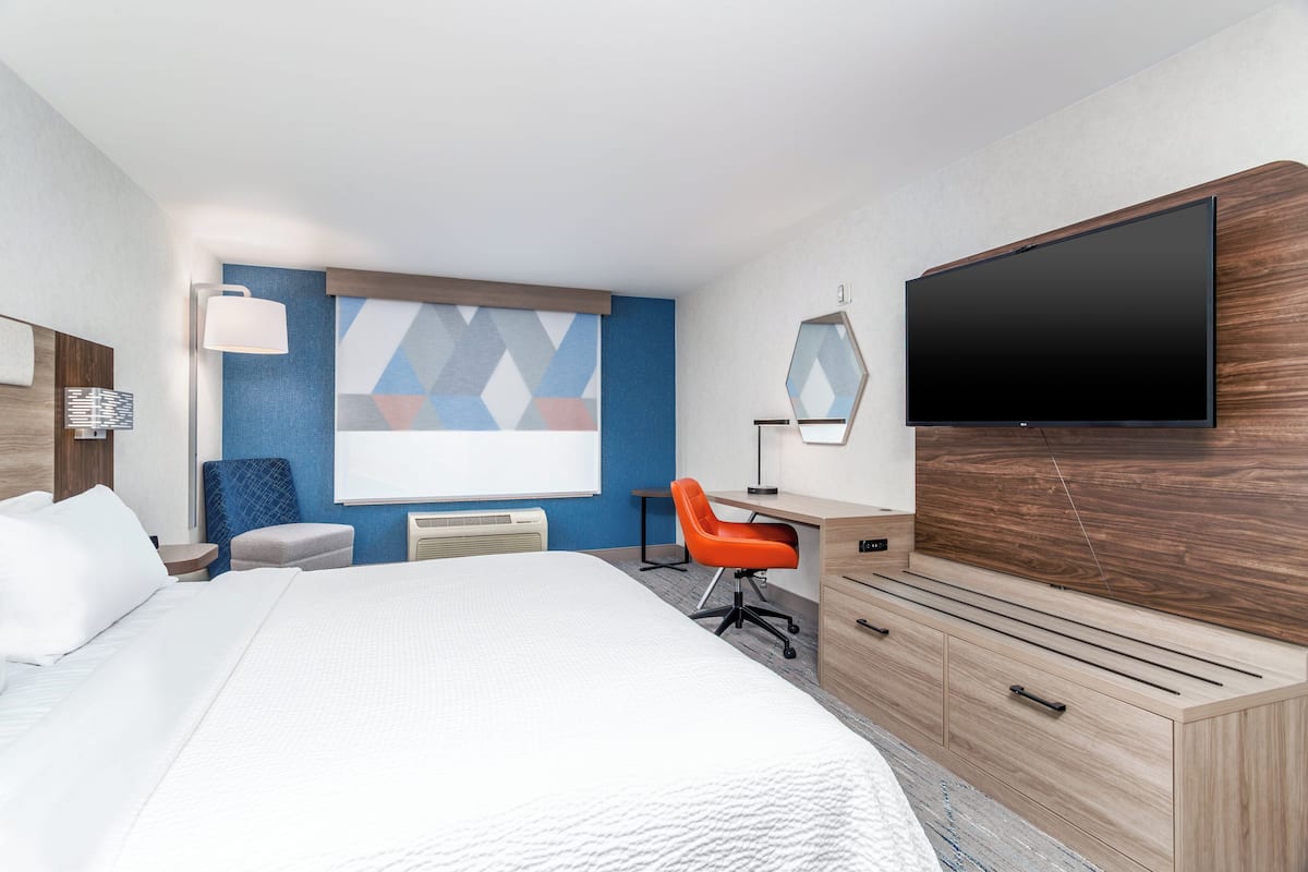 Premium bedding, in-room safe, desk, laptop workspace