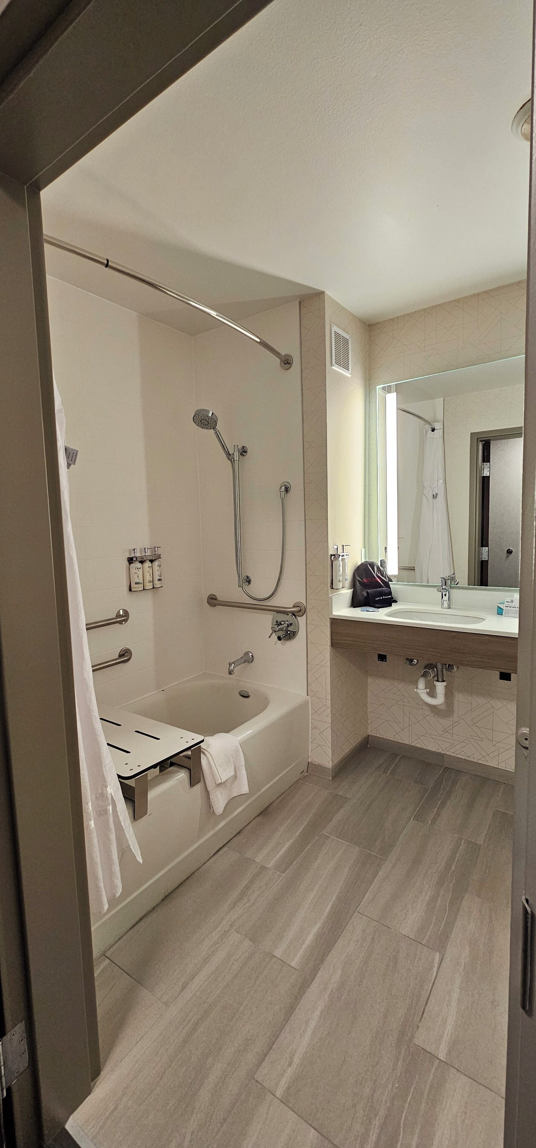 combined shower/bathtub, hydromassage showerhead, free toiletries