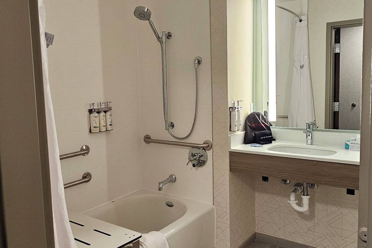 combined shower/bathtub, hydromassage showerhead, free toiletries