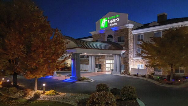A Holiday Inn Express & Suites hotel with a modern design, featuring a prominent entrance and a landscaped driveway. - Holiday Inn Express Hotel & Suites Twin Falls by IHG (Twin Falls)