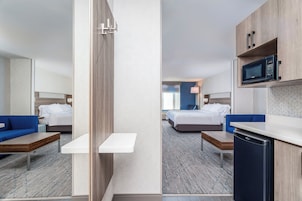 Premium bedding, in-room safe, desk, laptop workspace