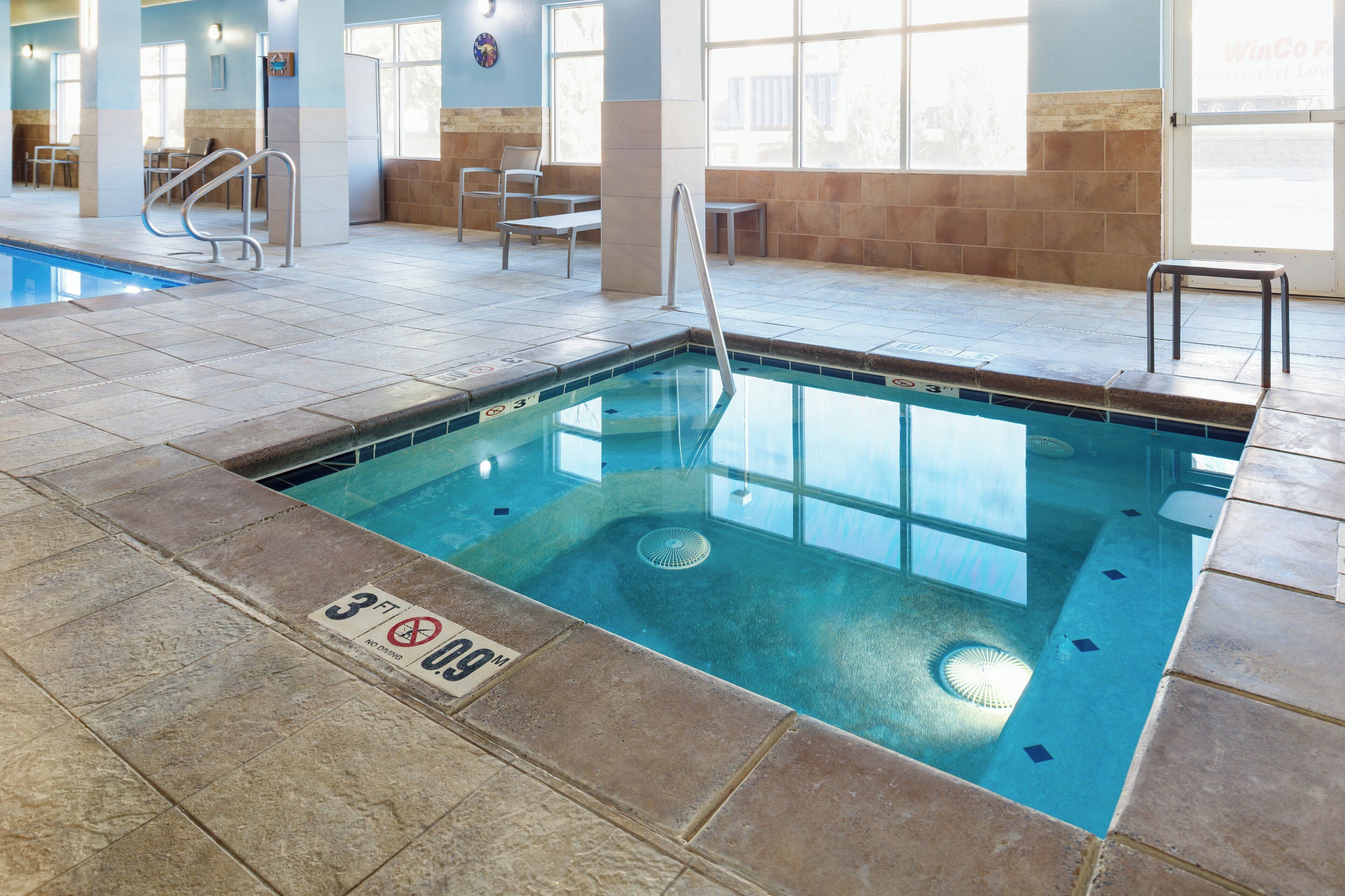 Indendørs pool, åben fra kl. 06.00 til kl. 00.00, liggestole