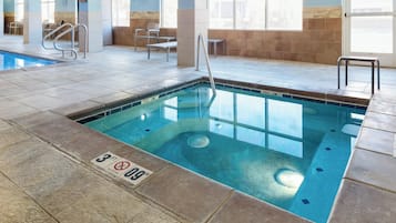 Indendørs pool, åben fra kl. 06.00 til kl. 00.00, liggestole