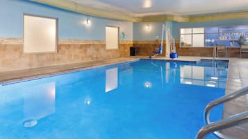 Una piscina techada, sillones reclinables de piscina