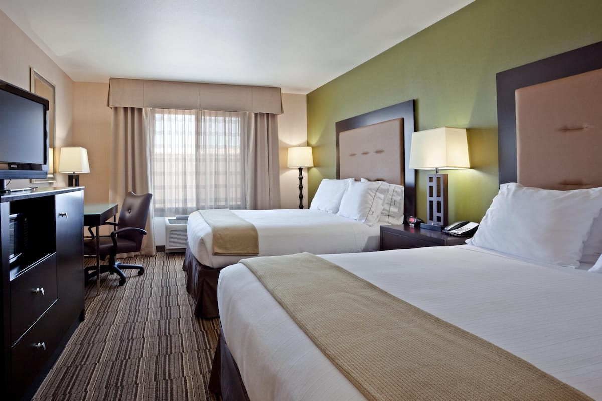 Premium bedding, in-room safe, desk, laptop workspace
