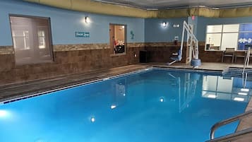 Indendørs pool, åben fra kl. 06.00 til kl. 00.00, liggestole