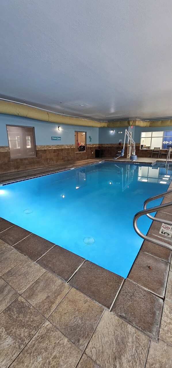 Alberca techada, acceso de 06:00 a 00:00, y camastros