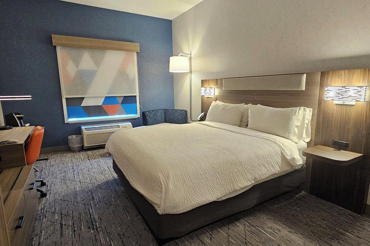 Premium bedding, in-room safe, desk, laptop workspace