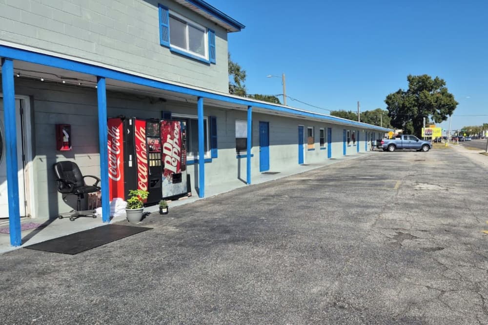Base Motel By OYO South Tampa
