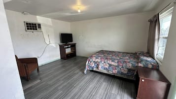 Room, 1 Queen Bed, Smoking | Free WiFi, bed sheets