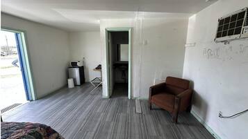 Room, 1 Queen Bed, Smoking | Free WiFi, bed sheets