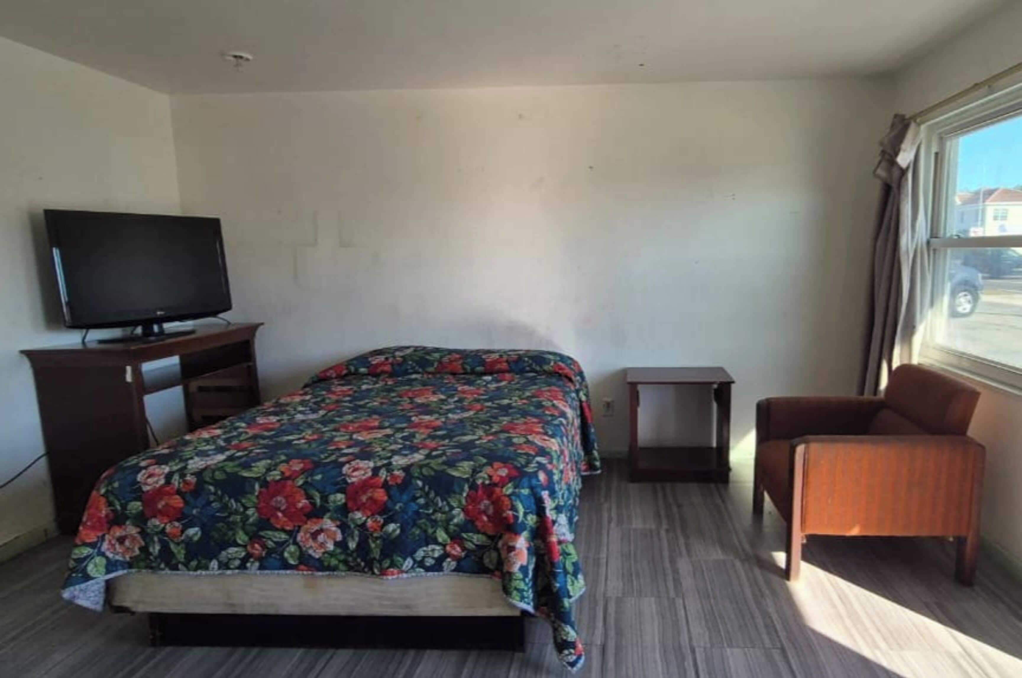 Room, 1 Queen Bed, Smoking | Free WiFi, bed sheets