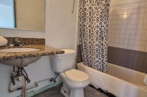 Room, 1 Queen Bed, Smoking | Bathroom | Towels