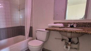 Ein Badezimmer mit Badewanne, Toilette und Waschbecken.