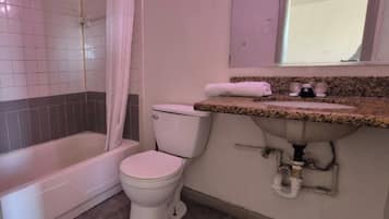 Værelse - 1 queensize-seng - ryger | Badeværelse | Håndklæder