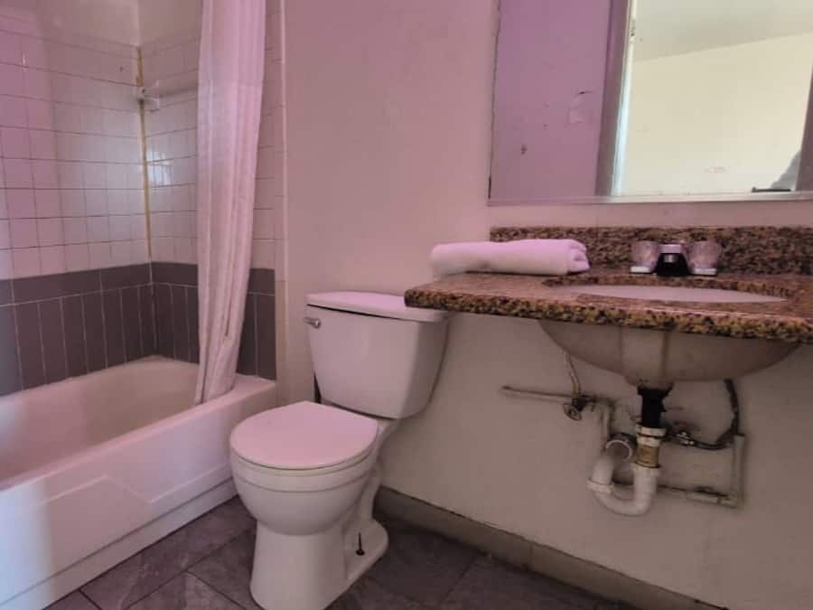 Quarto, 1 cama Queen, para fumantes | Banheiro | Toalhas de banho