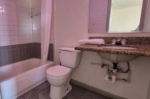 Room, 1 Queen Bed, Smoking | Bathroom | Towels