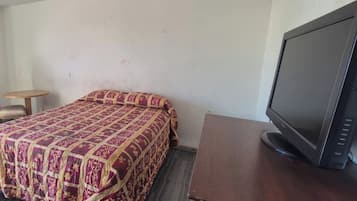 Zimmer, 1 Queen-Bett, Raucher | Kostenloses WLAN, Bettwäsche