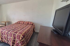 Room, 1 Queen Bed, Smoking | Free WiFi, bed sheets