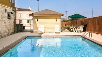 Una piscina al aire libre de temporada