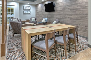 Lobby sitting area - Candlewood Suites Lake Jackson Clute by IHG (Lake Jackson)