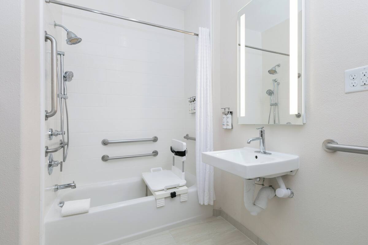 Un baño moderno con bañera, ducha y lavamanos.