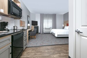 Ropa de cama de alta calidad y caja de seguridad en la habitación