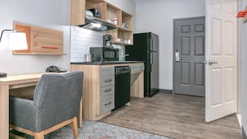 Studio Suite, 1 Queen Bed, Accessible Bathtub (Mobility) | 1 bedroom, premium bedding, in-room safe, desk