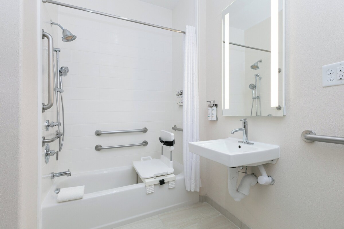 Un baño moderno con bañera, ducha y lavamanos.