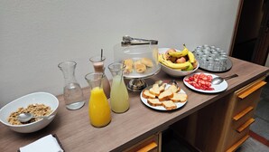 Een ontbijtbuffet met diverse gerechten en dranken.