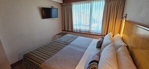 Quarto standard | Cofres nos quartos, berços grátis, roupa de cama