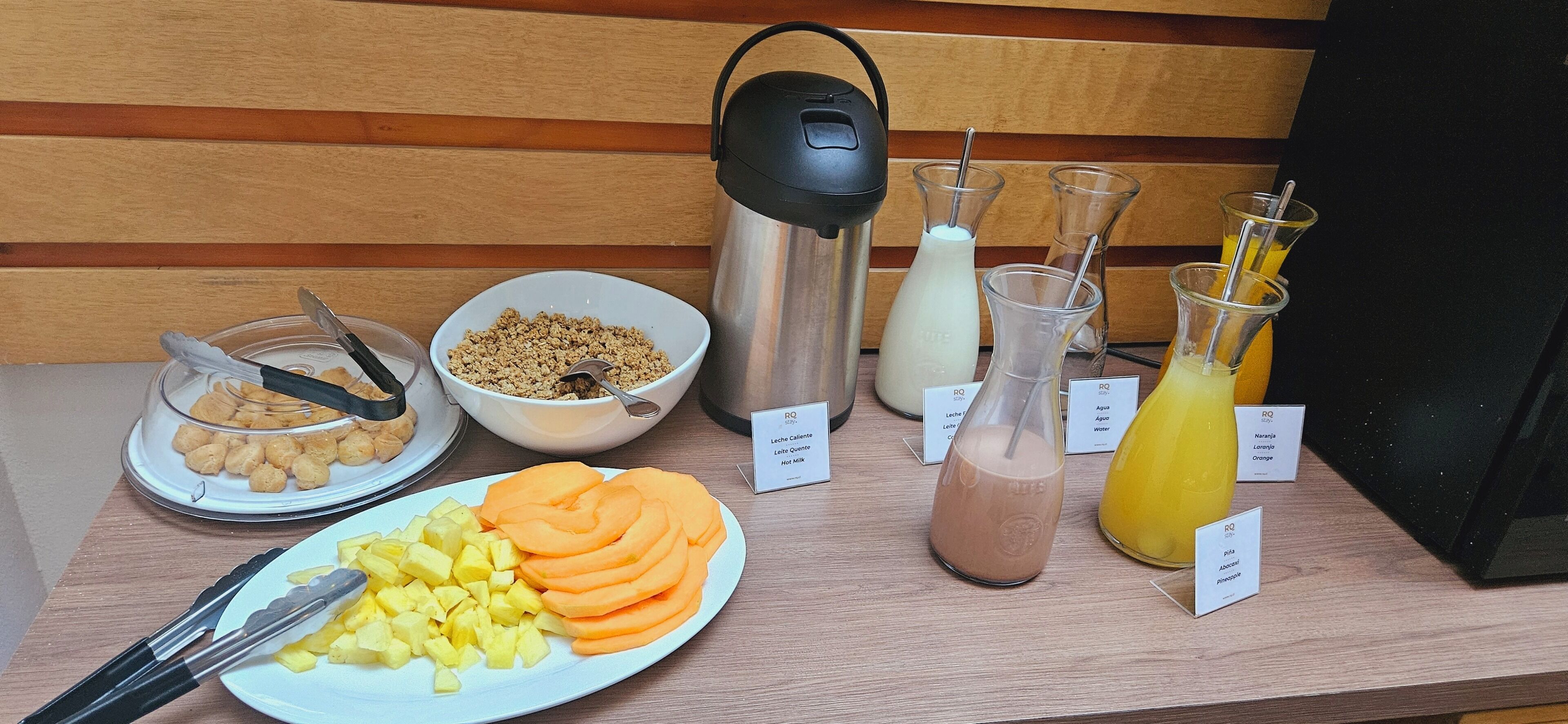 Un bufé de desayuno con diversas opciones de comida y bebidas.