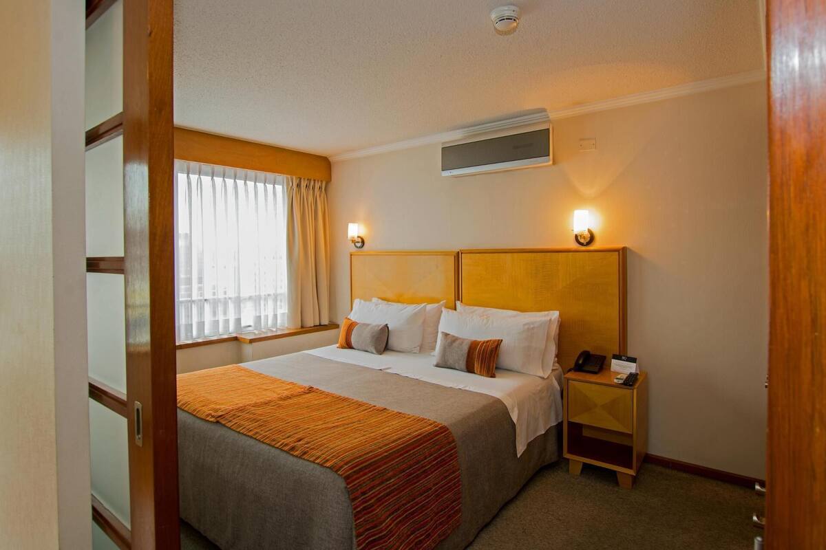 In-room safe, bed sheets