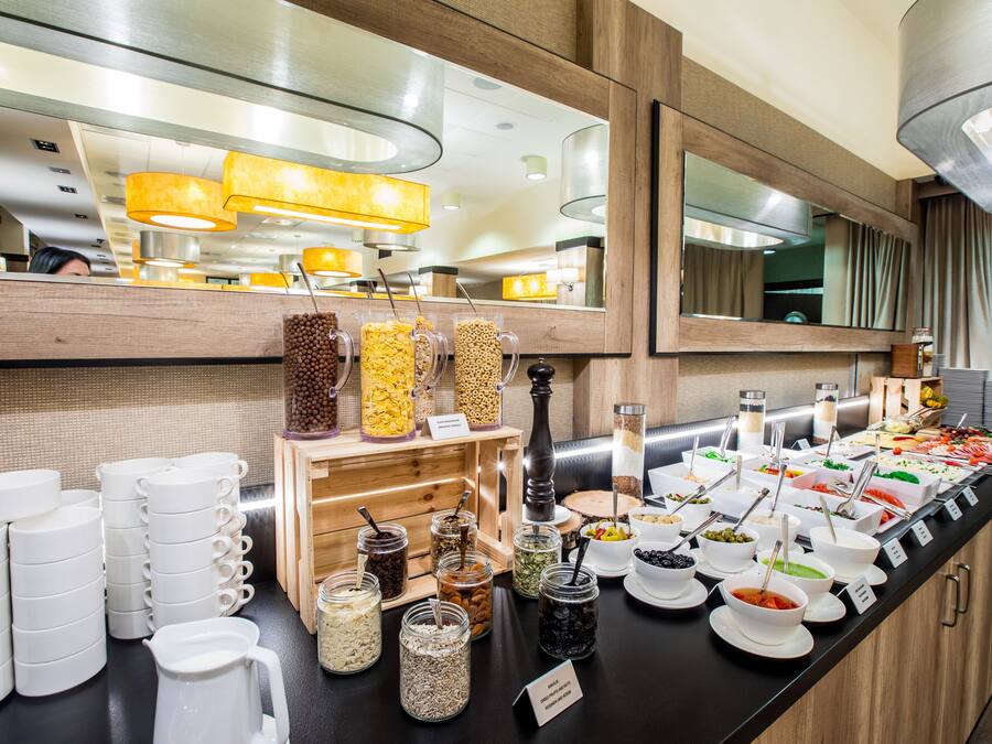 Petit déjeuner buffet (75 PLN par personne)