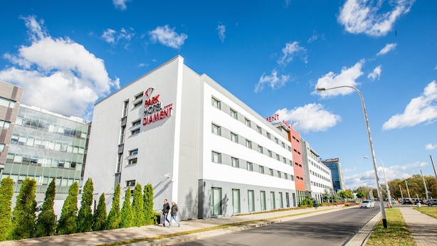Un hotel moderno con un letrero llamativo que dice "Bank Hotel Diamant".