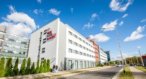 Un hotel moderno con un letrero llamativo que dice "Bank Hotel Diamant".