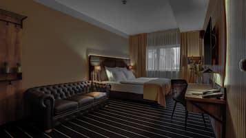 Family Triple Room | 1 bedroom, in-room safe, desk, soundproofing