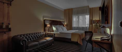 Kolmen hengen perhehuone | 1 makuuhuone, tallelokero huoneessa, työpöytä, äänieristys