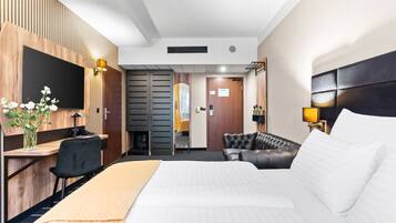 Family Triple Room | 1 bedroom, in-room safe, desk, soundproofing